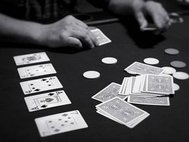Игра в покер. Фото: Википедия, автор Todd Klassy .
