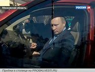 Владимир Путин в Ё-мобиле. Кадр: Россия 24
