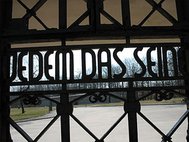 Напись на воротах концлагеря Бухенвальд - "Каждому свое". Фото: Wikipedia.org