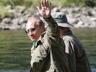 Президент России Владимир Путин во время рыбной ловли в верховьях Енисея, 2007 год. Фото: Дмитрий Астахов/РИА "Новости" 