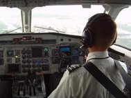 Вид из кабины Saab 340. Кадр из видео YouTube-пользователя steveo1kinevo