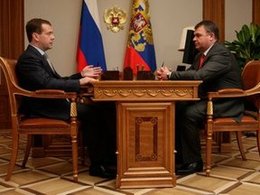 Дмитрий Медведев и Анатолий Сердюков. Фрагмент фото с официального сайте президента РФ