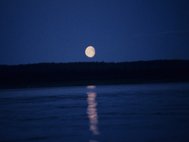 Луна над Енисеем. Фото: Вячеслав Бобков/РИА "Новости"