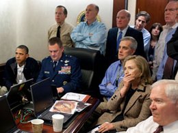 Обама и члены его команды следят за ходом операции в Пакистане, 1 мая 2011 г. Фото с сайта Белого Дома (www.whitehouse.gov)