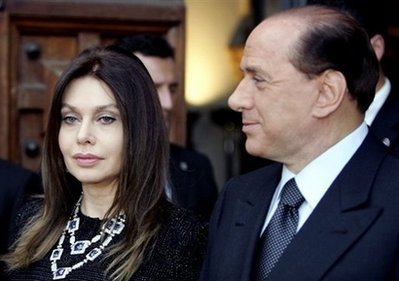 Сильвио Берлускони с женой 2004 год. Фото AFP