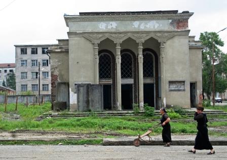 Театр в Гальском районе на юге Абхазии был разрушен во время войны 1992-1993 гг.