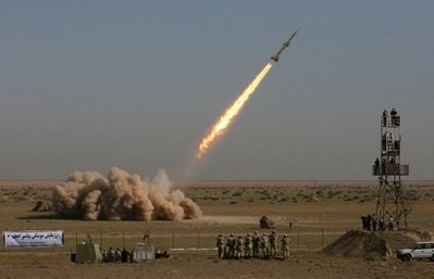 Иранские военные стреляют ракетой 