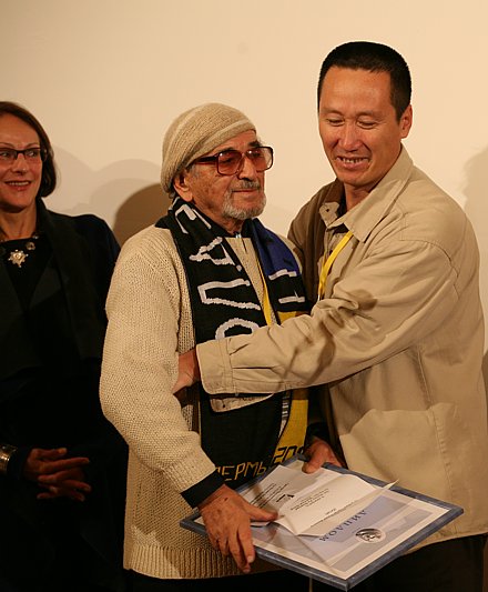 Юй Гуани обнимает Герца Франка. Ульрике Кох (слева) на очереди. фото здесь и далее Наташи Четвериковой