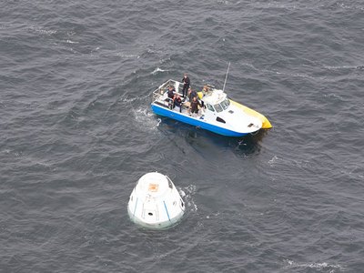 Один из трех катеров поддержки около приводнившегося Dragon.Фото Chris Thompson/SpaceX.