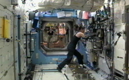 Бортинженер Трейси Колдвелл-Дайсон вернулась к своим обязанностям на борту МКС. Фото NASA TV