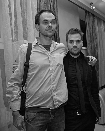 Польские режиссеры Марчин Саутер (Marcin Sauter) и Михал Марчак (Michal Marczak). Марчин - не такой высокий, он встал на носочки, чтобы подать себя в более выгодном свете. Михал этого не замечает, он трошки рассеяный. фото Наташи Четвериковой