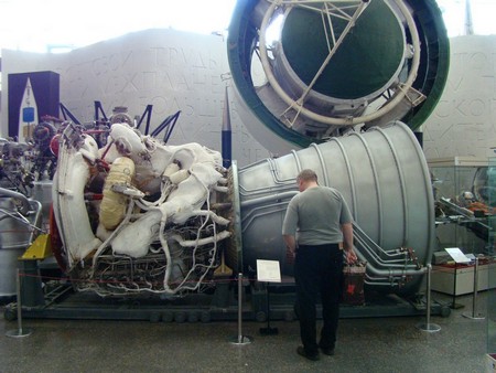 Двигатель РД-0120 для второй ступени сверхтяжелой ракеты Энергия огромный и мужчина крупный, для сравнения. Фото Алексея Широнина
