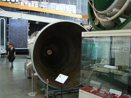 Двигатель РД-0120 для второй ступени сверхтяжелой ракеты Энергия огромный и девушка небольшая, для сравнения. Фото Алексея Широнина