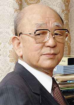 Акира Сузуки (Akira Suzuki) родился в 1930 году в Мукава (Япония), учёную степень получил в университете Хоккайдо (Япония). В настоящее время — почётный профессор того же университета. Гражданин Японии.