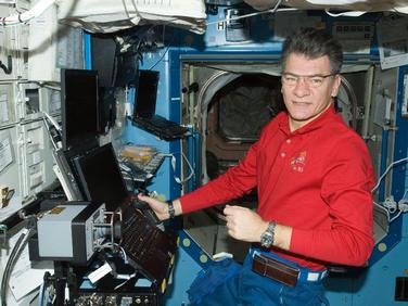 Паоло Несполи за пультом управления манипулятором. Фото НАСА