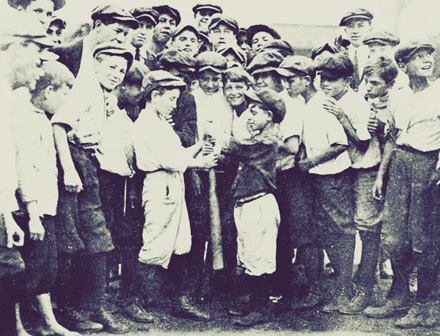 Дети «плавильного котла» объединяются по правилам американской игры в бейсбол.