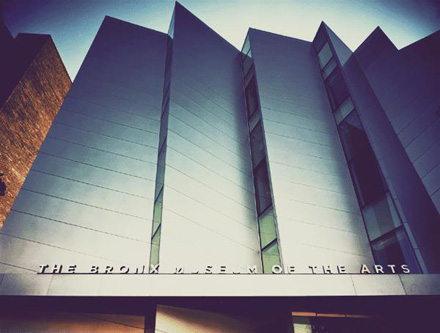 Фасад нового здания музея искусств в Бронксе. 