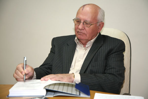 Михаил Горбачев в кабинете в Горбачев-фонде, одном из первых независимых мозговых центров современной России