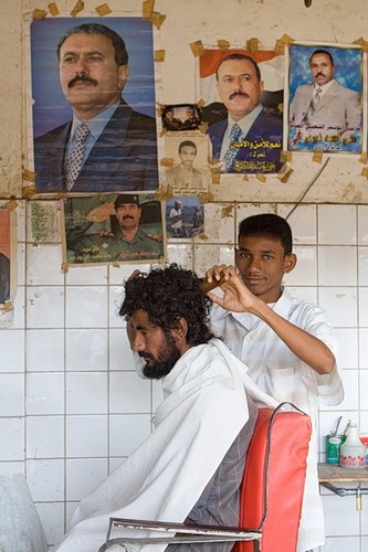 Парикмахерская. Среди фото на стене - Али Абдалла Салех и Саддам Хусейн. Фото Анны Баскаковой