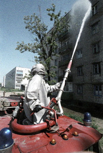 Дезактивация жилых зданий в городе Чернобыле после аварии на АЭС. Фото: Игорь Костин/РИА Новости