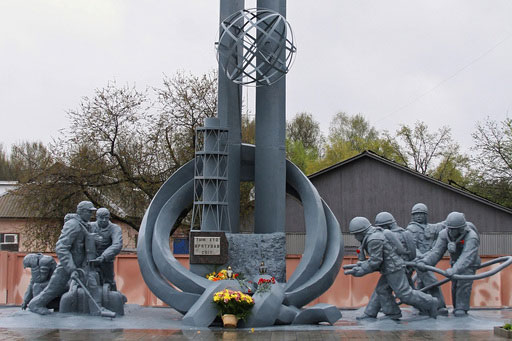 Памятник спасателям, ликвидировавшим аварию на Чернобыльской АЭС. Фото: Александр Мазуркевич/РИА Новости
