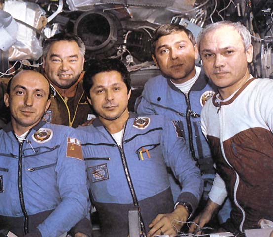 В. Васютин, Г. Гречко В. Савиных, А. Волков, В. Джанибеков на борту «Салюта-7». Фото: «Советская Россия»
