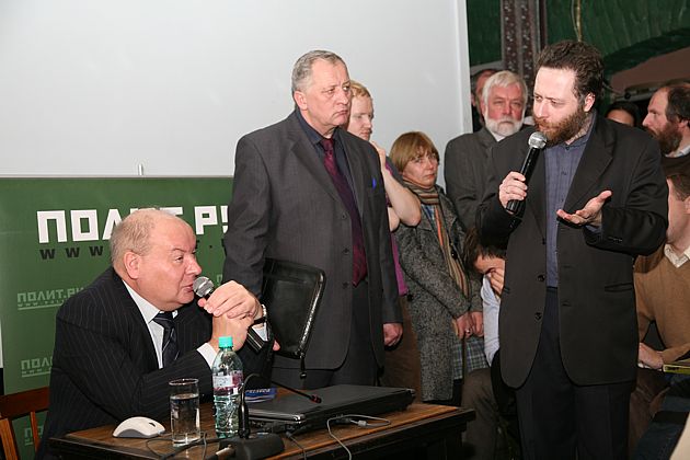 Борис Долгин - модератор публичной лекции Егора Гайдара. 19 ноября 2009 года. Фото Наташи Четвериковой