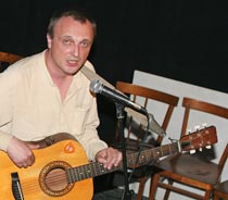 Роман Лейбов поет в Bilingua (Cовместно с Анастасией Бонч-Осмоловской и Львом Рубинштейном. За роялем Илья Овчинников). Фото Натальи Четвериковой