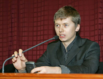 Дмитрий Кравчук, главный редактор Стихи.ру и Прозы.ру. Московская Международная Книжная Ярмарка — 2007. Фото Натальи Четвериковой