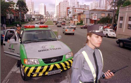 Парковочные инспекторы на улицах города