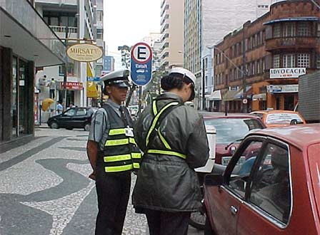 Парковочные инспекторы на улицах города