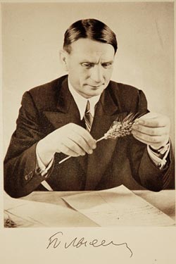 Т.Д. Лысенко на вклейке в пятом издании
Агробиологии (1949)