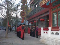 Построение китайцев перед рестораном