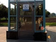 Лифт для инвалидов на станции метро «Строгино» в Москве