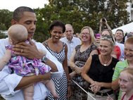 Обама успокаивает плачущего малыша на пикнике у Белого Дома, 15 июня 2011 г.