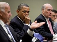 Барак Обама и вице-президент Джо Байден обсуждают со своими советниками экономическую ситуацию в стране