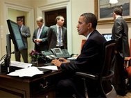 Обама работает над своим выступлением для прессы по итогам одобрения Сенатом США законопроекта о повышении потолка госдолга, 2 августа 2011 г.
