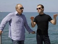 Владимир Путин (слева) и Дмитрий Медведев (справа)