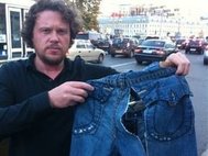 Сергей Полонский позирует с пострадавшими джинсами.
