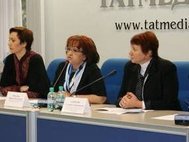 Фарида Яркаева (в центре) на пресс-конференции
