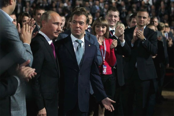 Владимир Путин и Дмитрий Медведев на съезде партии «Единая Россия».