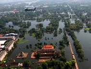 Американский морской вертолет SH-60F с послом США в Таиланде на борту производит аэрофотосъемку областей, затопленных в окрестностях Бангкока, 24 октября 2011 года.