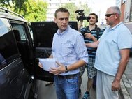 Гражданский активист, блогер Алексей Навальный (слева) у Следственного комитета России, куда он был вызван для предъявления ему официального обвинения по "делу Кировлеса".