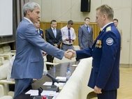 Сергей Крикалев вручает удостоверения космонавтов-испытателей