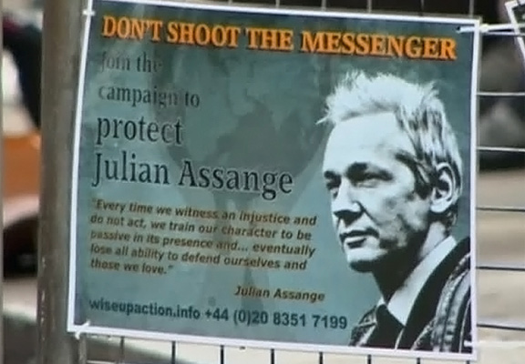 Плакат в поддержку Джулиана Ассанжа