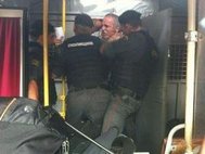 Полицейские заталкивают Каспарова в автозак