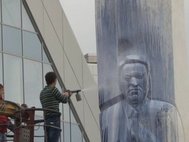 Служба благоустройства стирает краску с памятника Ельцину