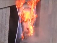 Горящий портрет Путина. Кадр из видеоролика