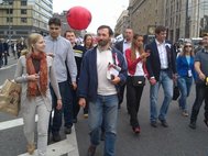 Илья Пономарев в колонне демонстрантов