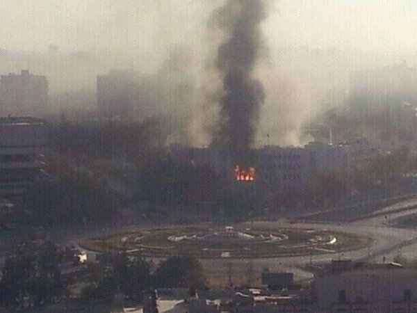 Огонь распространился на второй и третий этаж здания минобороны Сирии